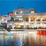 Travelholic Auc Residence