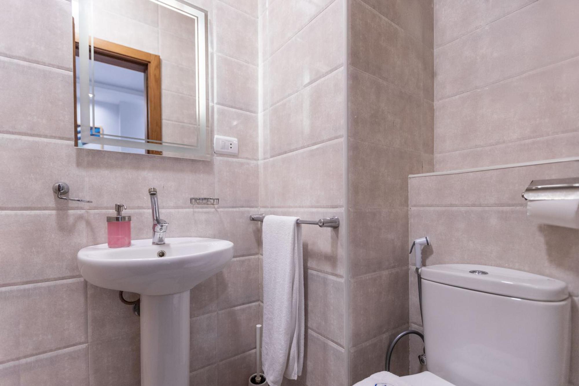 Travelholic Auc Apartment *
